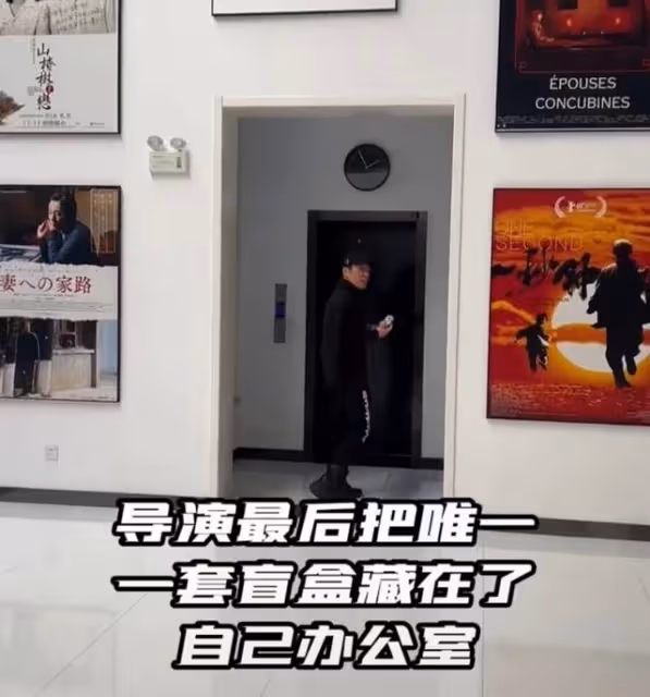 71歲張藝謀身體狀況引擔憂,拆盲盒包裝雙手顫抖,兩鬢斑白臉消瘦