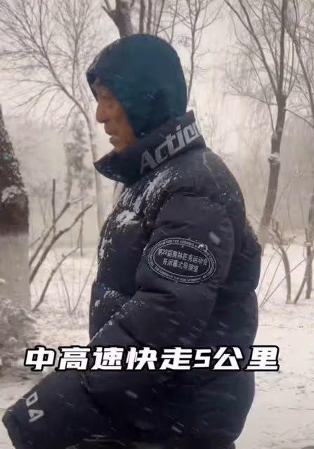 71歲張藝謀身體狀況引擔憂,拆盲盒包裝雙手顫抖,兩鬢斑白臉消瘦