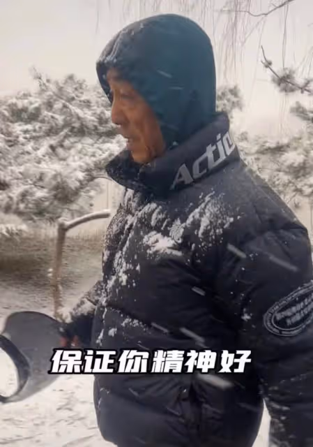 71歲張藝謀身體狀況引擔憂,拆盲盒包裝雙手顫抖,兩鬢斑白臉消瘦