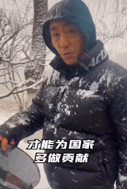 71歲張藝謀身體狀況引擔憂,拆盲盒包裝雙手顫抖,兩鬢斑白臉消瘦