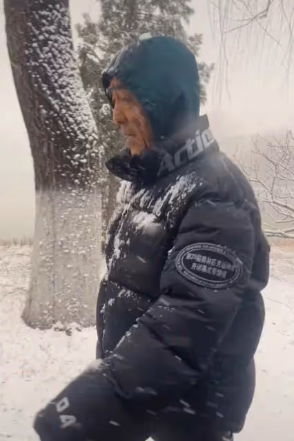 71歲張藝謀身體狀況引擔憂,拆盲盒包裝雙手顫抖,兩鬢斑白臉消瘦