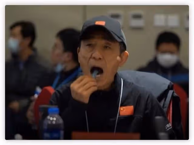 71歲張藝謀身體狀況引擔憂,拆盲盒包裝雙手顫抖,兩鬢斑白臉消瘦