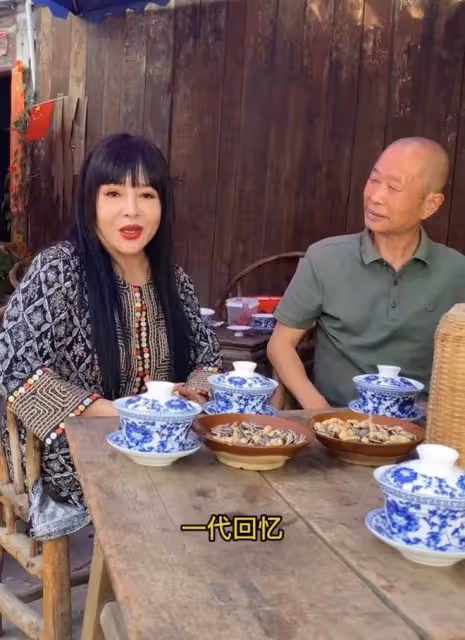 台灣歌手千百惠定居成都生活!坐路邊平價小店喝茶,無人識笑開懷