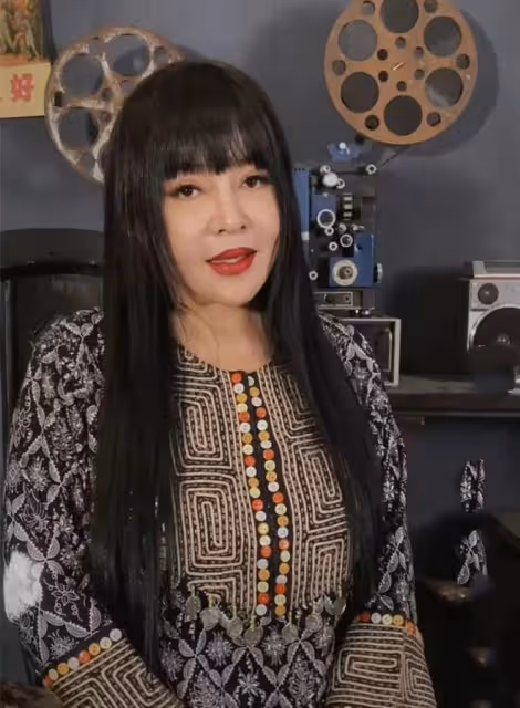 台灣歌手千百惠定居成都生活!坐路邊平價小店喝茶,無人識笑開懷
