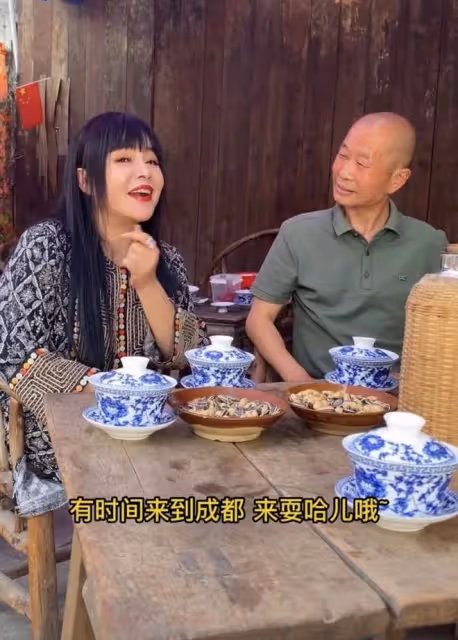 台灣歌手千百惠定居成都生活!坐路邊平價小店喝茶,無人識笑開懷