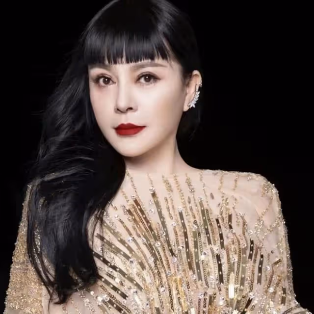 台灣歌手千百惠定居成都生活!坐路邊平價小店喝茶,無人識笑開懷
