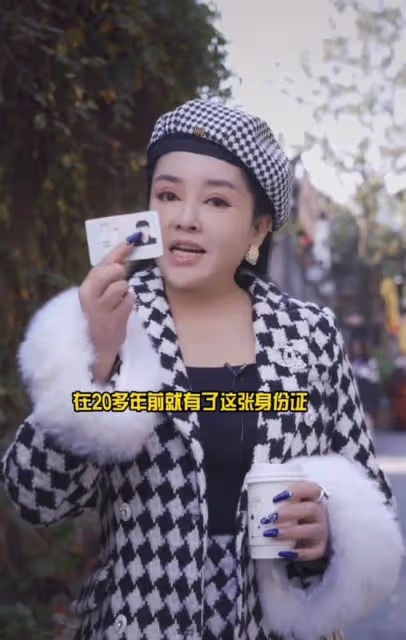 台灣歌手千百惠定居成都生活!坐路邊平價小店喝茶,無人識笑開懷