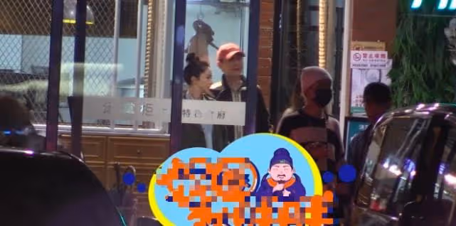 前有馬伊琍後有董璇，他與圈內離婚姐姐們深夜聚餐，怪不得資源好