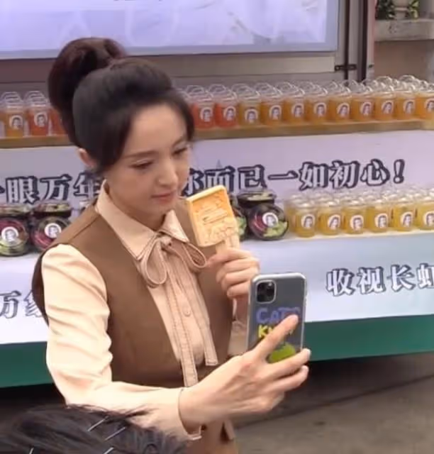 前有馬伊琍後有董璇，他與圈內離婚姐姐們深夜聚餐，怪不得資源好