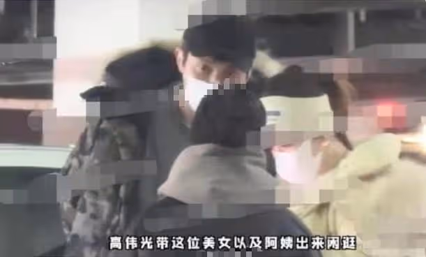 前有馬伊琍後有董璇，他與圈內離婚姐姐們深夜聚餐，怪不得資源好