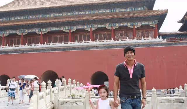 任晴佳曬兒時合照祝賀爸爸67歲生日，擁有逆天大長腿是天生的超模