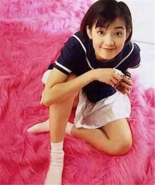 從歌後到「魔女」！她為「頂客男友」摘除子宮後分手　今45歲不婚不孕：原生家庭影響一生