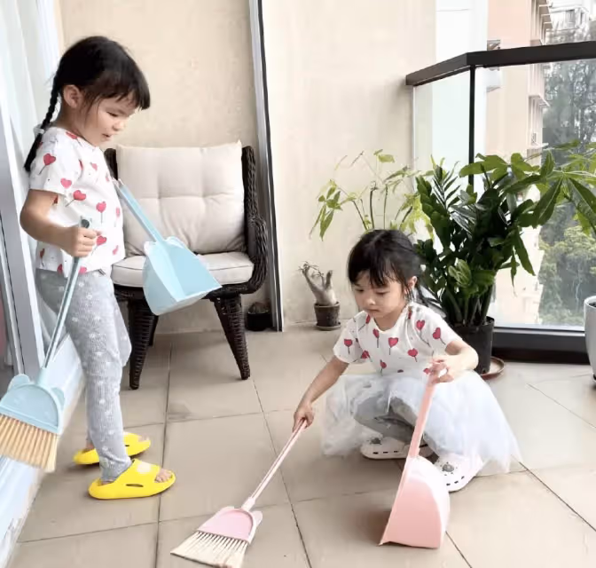 熊黛林曬雙胞胎女兒做家務，姐妹倆打掃陽臺，被媽媽溫柔大贊好乖