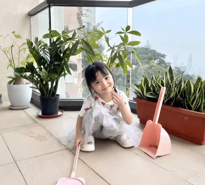 熊黛林曬雙胞胎女兒做家務，姐妹倆打掃陽臺，被媽媽溫柔大贊好乖