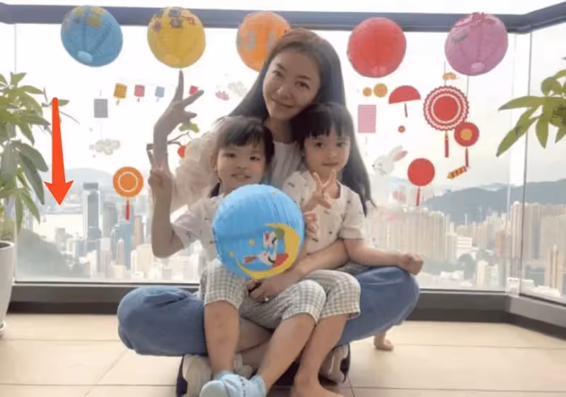 熊黛林曬雙胞胎女兒做家務，姐妹倆打掃陽臺，被媽媽溫柔大贊好乖