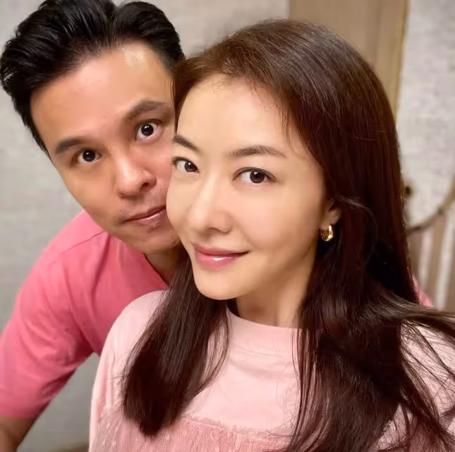 熊黛林曬雙胞胎女兒做家務，姐妹倆打掃陽臺，被媽媽溫柔大贊好乖