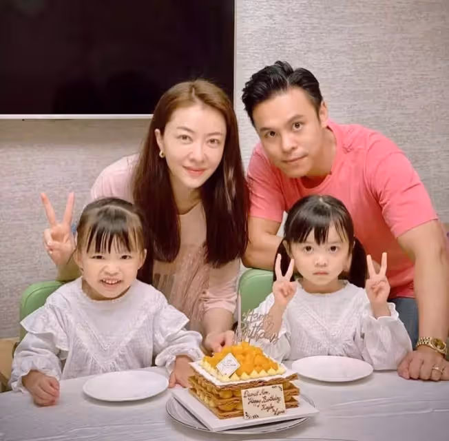熊黛林曬雙胞胎女兒做家務，姐妹倆打掃陽臺，被媽媽溫柔大贊好乖