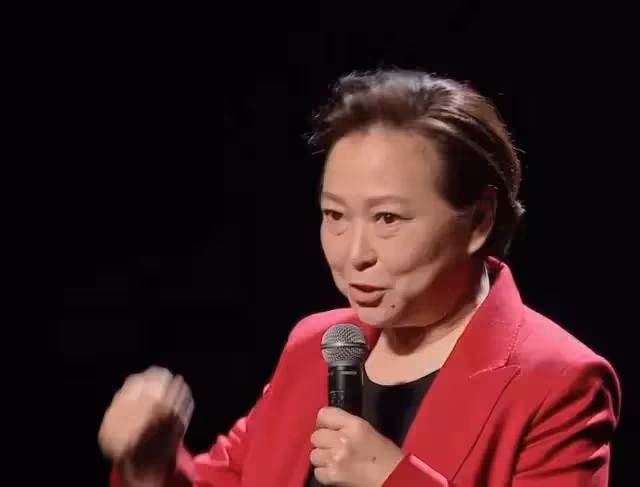 方芳移居1年半，68歲臺灣老戲骨領身份證，對鏡頭公開展示，滿臉藏不住的喜悅