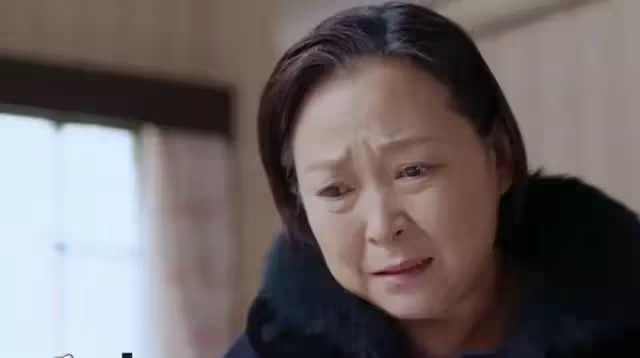 方芳移居1年半，68歲臺灣老戲骨領身份證，對鏡頭公開展示，滿臉藏不住的喜悅