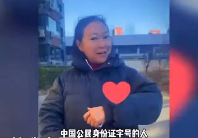 方芳移居1年半，68歲臺灣老戲骨領身份證，對鏡頭公開展示，滿臉藏不住的喜悅