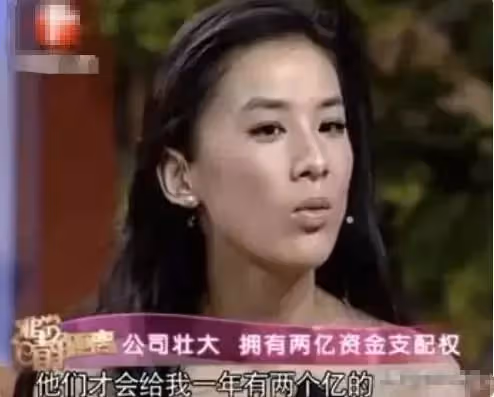 她爆紅與周星馳鬧掰賠600萬，後入豪門1年2億零花錢，為尪前妻兒隱婚8年甘之如飴：婚姻冷暖自知