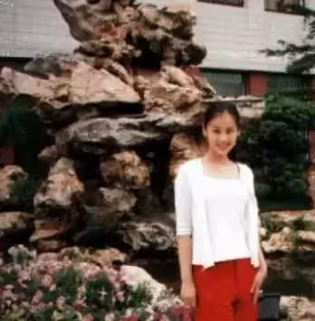 她爆紅與周星馳鬧掰賠600萬，後入豪門1年2億零花錢，為尪前妻兒隱婚8年甘之如飴：婚姻冷暖自知