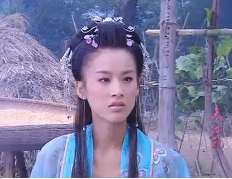 她爆紅與周星馳鬧掰賠600萬，後入豪門1年2億零花錢，為尪前妻兒隱婚8年甘之如飴：婚姻冷暖自知