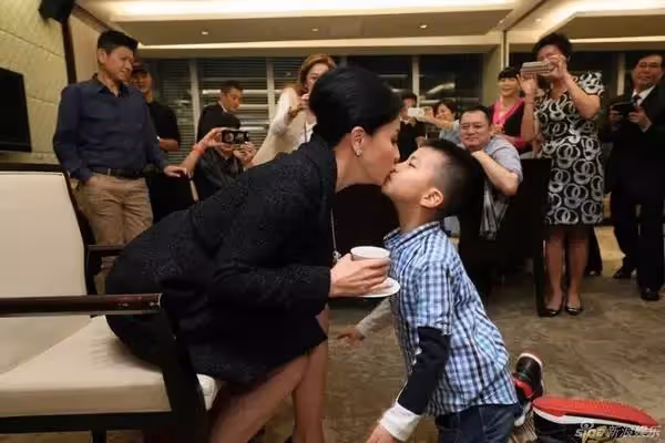 膝下無子,劉嘉玲收男星兒當乾兒子下跪奉茶,送超狂認親禮,網友咋舌:太豪了吧