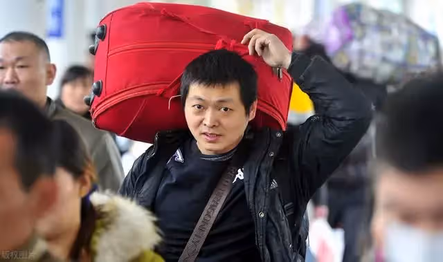 鳳凰男月薪7萬,回老家過年跟母親說5千,母親跟媳婦搶著把活干