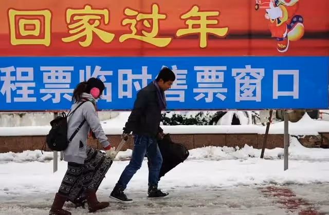 鳳凰男月薪7萬,回老家過年跟母親說5千,母親跟媳婦搶著把活干