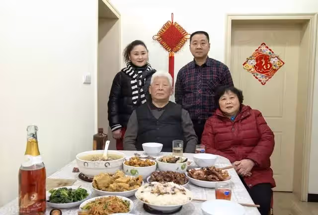 鳳凰男月薪7萬,回老家過年跟母親說5千,母親跟媳婦搶著把活干