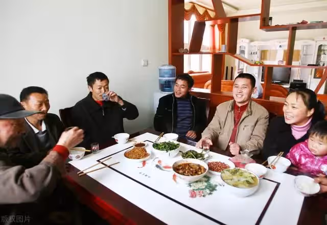 鳳凰男月薪7萬,回老家過年跟母親說5千,母親跟媳婦搶著把活干
