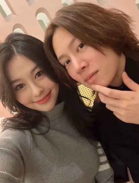 邱淑貞長女與偶像男星聚會,換穿衣服顯親密,相識多年贊男方帥氣