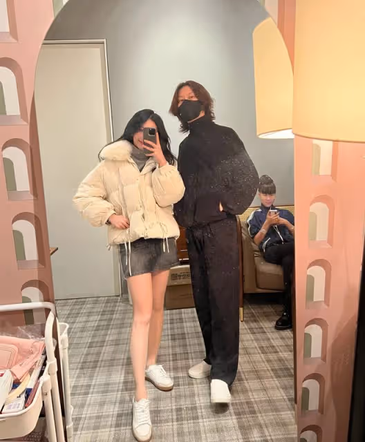 邱淑貞長女與偶像男星聚會,換穿衣服顯親密,相識多年贊男方帥氣