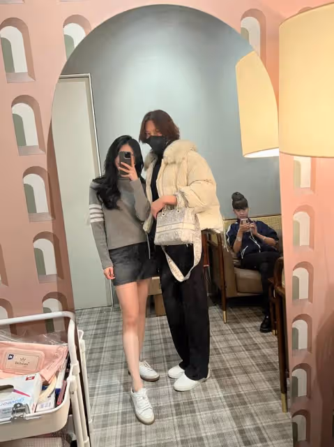 邱淑貞長女與偶像男星聚會,換穿衣服顯親密,相識多年贊男方帥氣