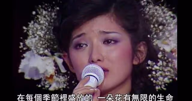 山口百惠告別演唱會,唱完《再見的另一方》,毅然放下白色話筒