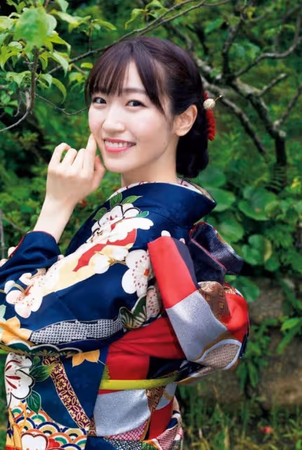 前島亞美寫真集《白群》發售 對「戀愛」充滿熱情