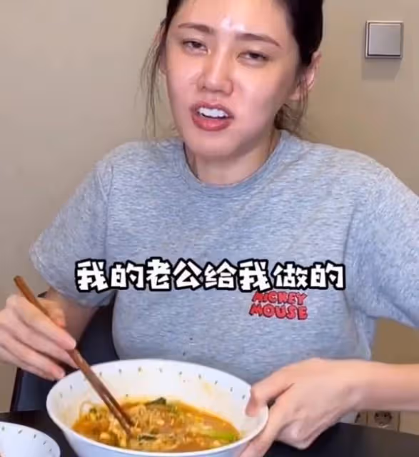 秋瓷炫深夜「放毒」大口吃泡麵,於曉光想嘗遭拒,網友:兩人演戲