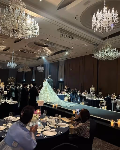 韓流天團成員姐姐婚禮，隊友家人到場祝福彰顯兄弟情深