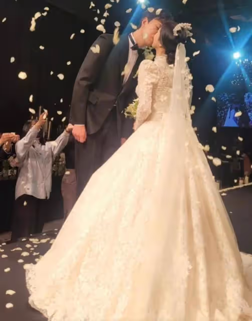 韓流天團成員姐姐婚禮，隊友家人到場祝福彰顯兄弟情深