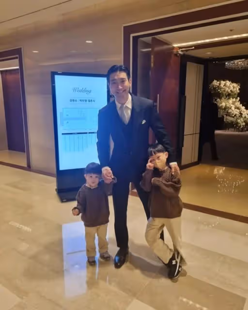 韓流天團成員姐姐婚禮，隊友家人到場祝福彰顯兄弟情深