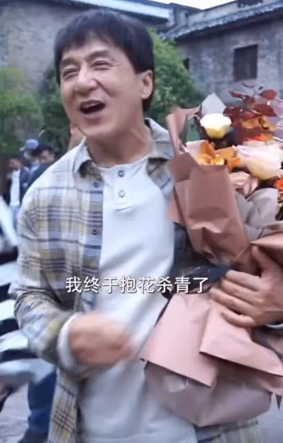 不敢退休!67歲成龍神情憔悴「拍戲趴地吃土」超拚命 知情人感嘆「全是為了兒子」:敬佩又心疼!