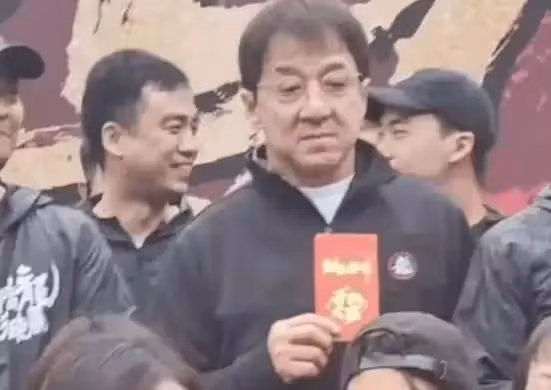 不敢退休!67歲成龍神情憔悴「拍戲趴地吃土」超拚命 知情人感嘆「全是為了兒子」:敬佩又心疼!