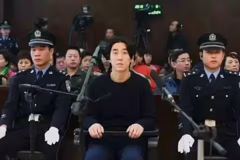 不敢退休!67歲成龍神情憔悴「拍戲趴地吃土」超拚命 知情人感嘆「全是為了兒子」:敬佩又心疼!
