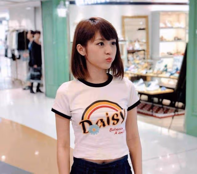 TVB小花獲圈外設計師當眾表白,男方暗戀其11年,並且有穩定女友