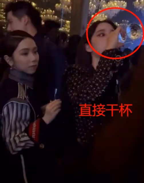 歐陽娜娜參加聚會，酒量好到爺們都自愧不如，搖頭晃腦嚇到鄧紫棋