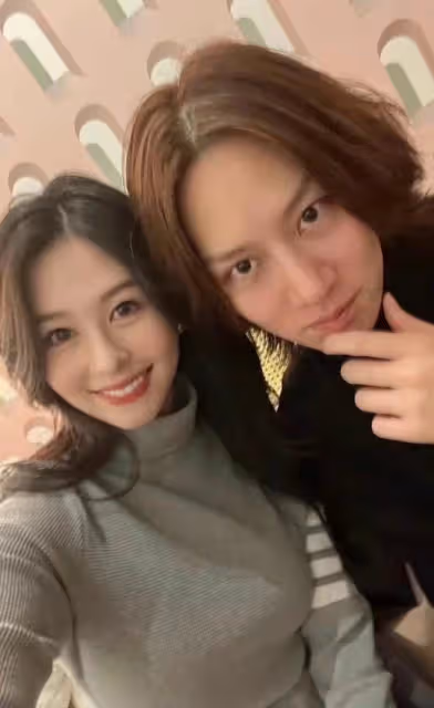 邱淑貞長女赴韓會男偶像，滿身奢侈品大秀美腿，互換衣服顯親密