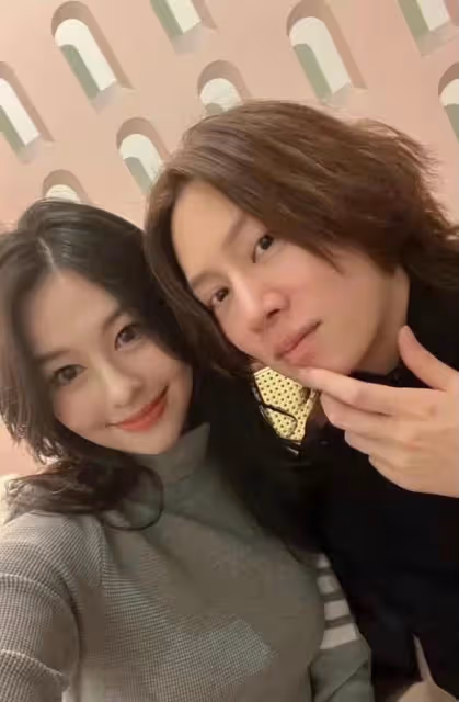 邱淑貞長女赴韓會男偶像，滿身奢侈品大秀美腿，互換衣服顯親密