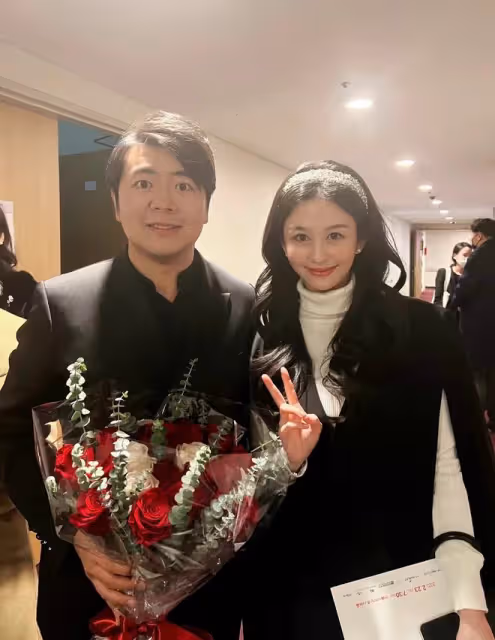 邱淑貞長女赴韓會男偶像，滿身奢侈品大秀美腿，互換衣服顯親密