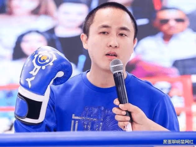 散打哥邀請張二嫂參加活動，卻遭對方拒絕，透露其「害怕老方丈」